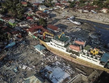 Εντυπωσιακό βίντεο από το τσουνάμι στην Ινδονησία - Δείτε από ψηλά πως κινήθηκε